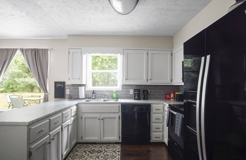 Jackson House | N. Jackson Home Sleeps 8 Near Union Univ. & I-40