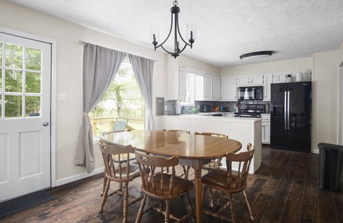 Jackson House | N. Jackson Home Sleeps 8 Near Union Univ. & I-40