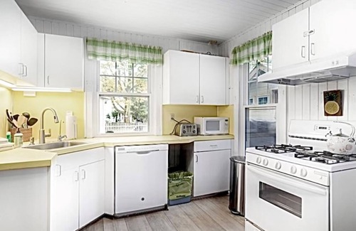 Douglas Cottage | nA historic Lakeshore Cottage across from Douglas Beach!