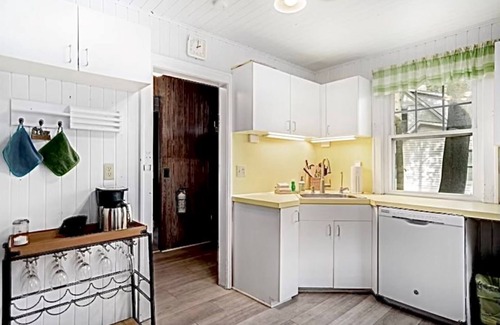 Douglas Cottage | nA historic Lakeshore Cottage across from Douglas Beach!