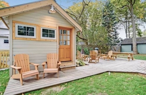 Douglas Cottage | nA historic Lakeshore Cottage across from Douglas Beach!