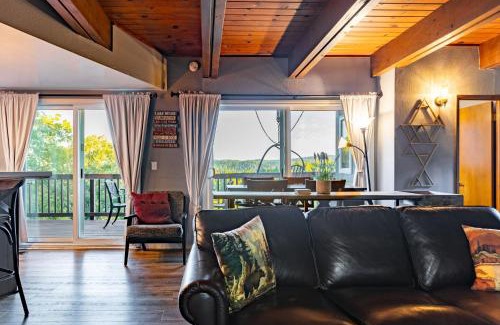 Lake Arrowhead House | Nadelhorn by AvantStay Balcony w Sweeping Views Playroom Arcade Games