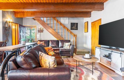 Lake Arrowhead House | Nadelhorn by AvantStay Balcony w Sweeping Views Playroom Arcade Games
