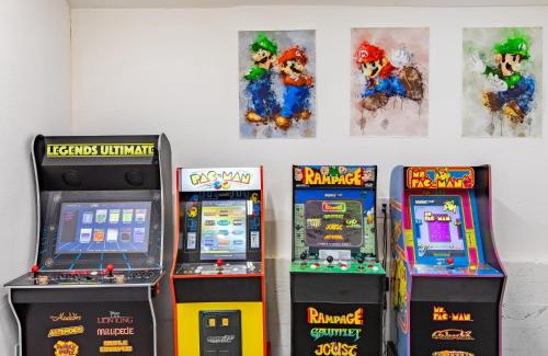 Lake Arrowhead House | Nadelhorn by AvantStay Balcony w Sweeping Views Playroom Arcade Games
