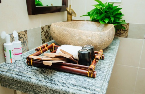Hoa Lu Hotel | Nan House