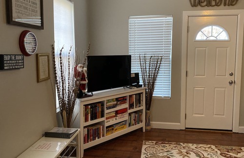Durham House | Nan's Place- 3 bed/2 bath, 2.5 Miles to DUKE, DOWNTOWN DURHAM, UNC & RTP.