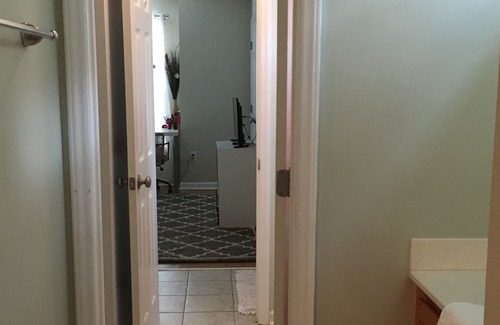 Durham House | Nan's Place- 3 bed/2 bath, 2.5 Miles to DUKE, DOWNTOWN DURHAM, UNC & RTP.
