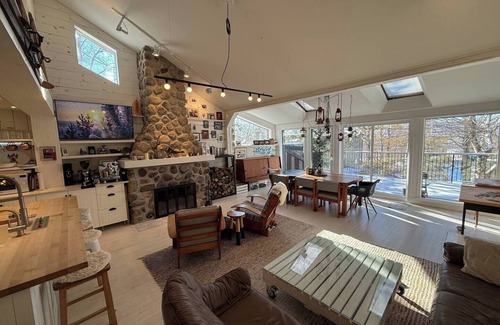 Mont-Tremblant Pedestrian Village Cottage | -Nansenhus -Ski In/Out -4 bedrooms -EV Charger -Fire place