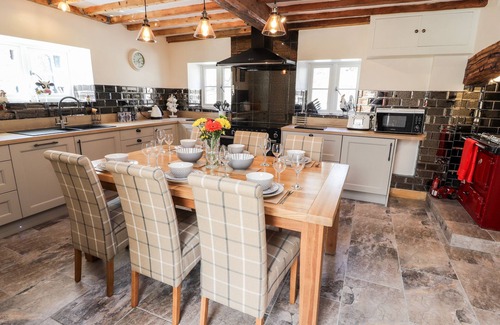 Ruthin Cottage | NANT Y CELYN, family friendly, with hot tub in Clawdd-Newydd