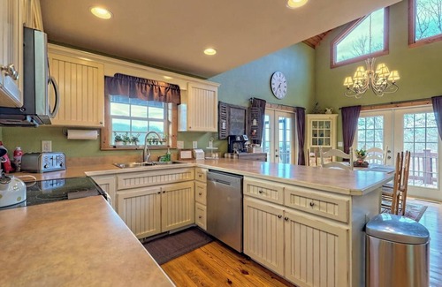 Hayesville Cabin | Nantahala Treehouse - by Chatuge Home Concierge, Mountian view, deck fire pit