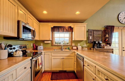 Hayesville Cabin | Nantahala Treehouse - by Chatuge Home Concierge, Mountian view, deck fire pit