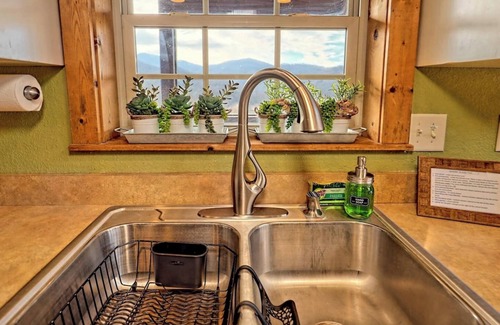Hayesville Cabin | Nantahala Treehouse - by Chatuge Home Concierge, Mountian view, deck fire pit