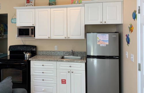 Crystal Beach Cottage | Nantucket Cottage B - 3 min stroll to beach.