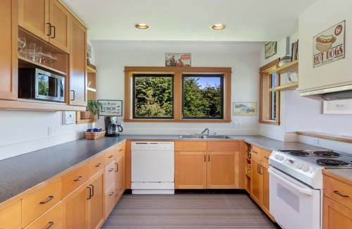 Friday Harbor House | Nantucket Style w/peak-a-boo view (KBC)