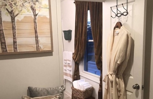 Parkville Bed & Breakfast | Naomi Bed & Breakfast