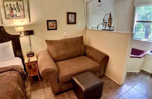 Eureka Springs Apartment | Napa Rock Cottage/#7 Oak Crest