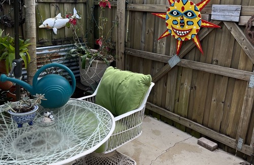 Central Naples Apartment | Naples Guest Suite, Park Shore area, 14 blocks to beach bicycles. Outdoor Shower
