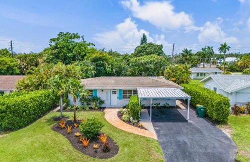 Central Naples House | Naples Oasis SwimSpa Tiki Bar Arcade and Fire Pit By Vacation Your Way