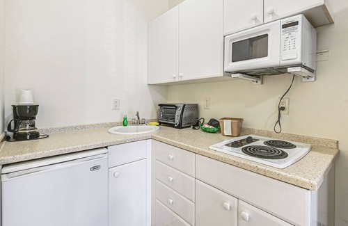 Naples Condo | Naples Retreat w/Screened Porch + Charcoal Grill