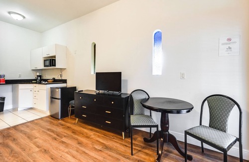 Naples Apartment | Naples Studio Retreat w/Resort Pool!