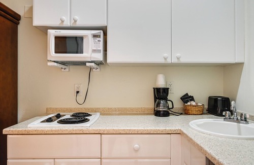 Naples Apartment | Naples Studio w/Community Pool & Tennis Courts!