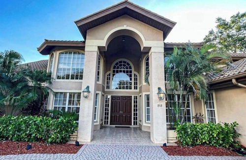 Vineyards Villa | Naples Villa on the Golf Course! 8 Bedrooms Sleeps 20! Pets welcome, 30 day min