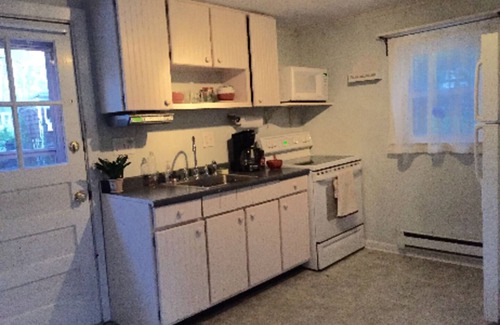 Saunderstown House | Narragansett Lake Cottage Right Next to Bonet Shores.