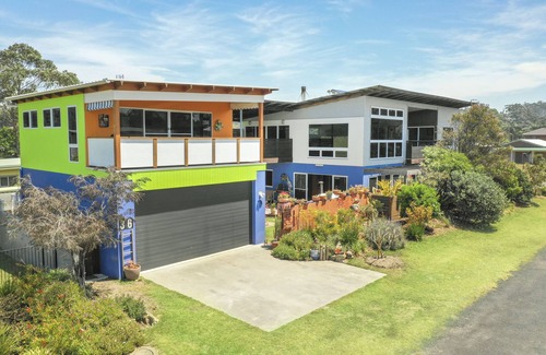Narrawallee House | Narrawallee Beach. A family sized three bedroom Beach House by the Beach.