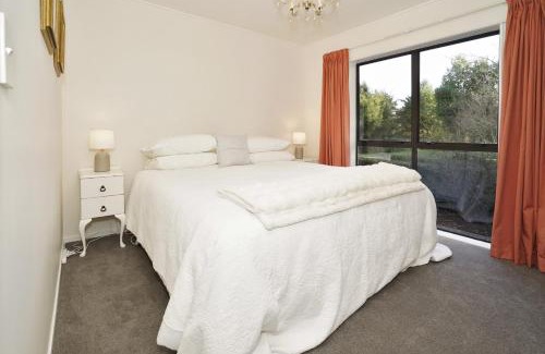 Rukuhia House | Narrows Hideaway - Bookahome