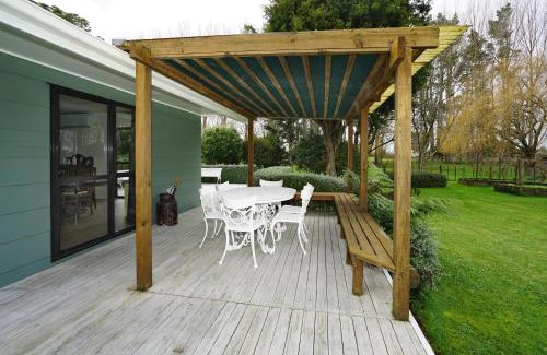 Rukuhia House | Narrows Hideaway - Bookahome