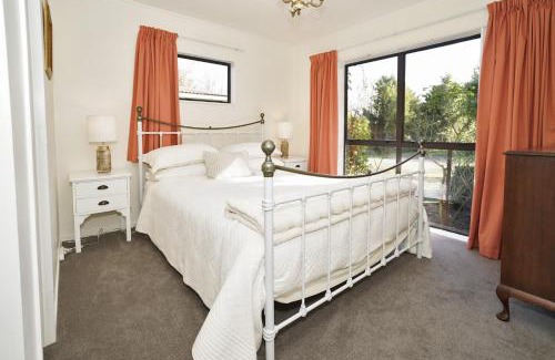 Rukuhia House | Narrows Hideaway - Bookahome