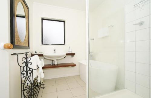 Rukuhia House | Narrows Hideaway - Bookahome