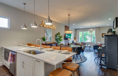 Nashville House | Nashvegas 13 Beds Rooftop Views Mins to Broadway