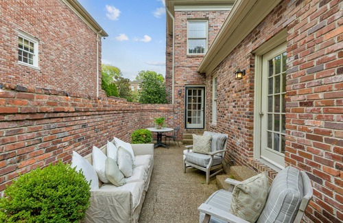 Green Hills House | Nashville/Green HIlls Cozy Family Home. Great for entertaining. Pet Freindly
