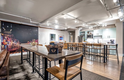 Downtown Nashville Apartment | Nashville Honky Tonk Suite: 6 BR by Maddox Hotel