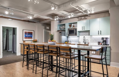 Downtown Nashville Apartment | Nashville Honky Tonk Suite: 6 BR by Maddox Hotel