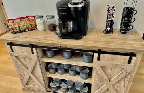 Rockwood House | Nashville made easy. Our 4-bedroom home is 5 min to the airport and 10 min to Broadway, Opry Mills and downtown Sleep well in 1 king, 2 queens and a full bunk bed Garage Game Room with arcade Dog-friendly/Dog park & BBQ grill Fast Wi-Fi