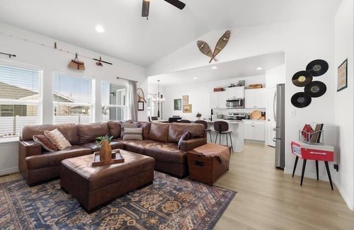 Twin Falls House | National Parks Charm! King bed, game garage, firepit, family perks, single level