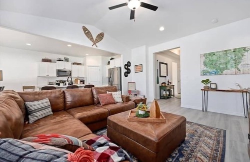 Twin Falls House | National Parks Charm! King bed, game garage, firepit, family perks, single level