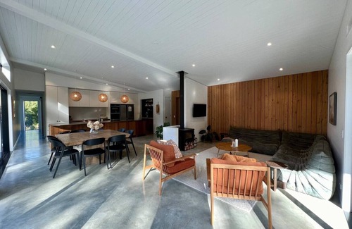 Mangawhai House | Native bush paradise. 10 mins to beach!
