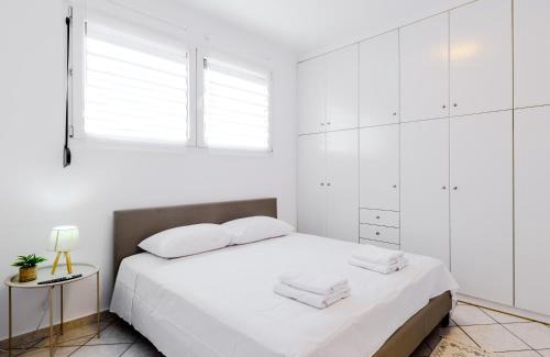 Ilisia Apartment | Naturally Cool 2BR Central ATH