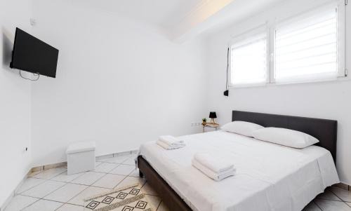 Ilisia Apartment | Naturally Cool 2BR Central ATH