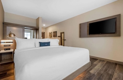 Lauderdale Beach Hotel | Nature Escape! Walk to the Beach! Spacious Unit, Pool