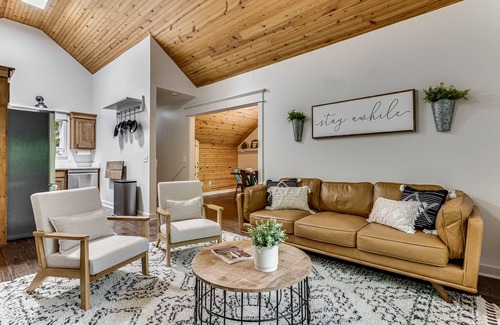 Dahlonega Other | Nature is calling! Family Friendly Getaway:Hot Tub, Fire Pit, Wine & Weddings