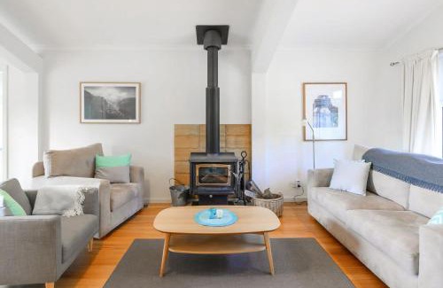 Wentworth Falls House | Nature Lovers Dream Hikes Fireplace
