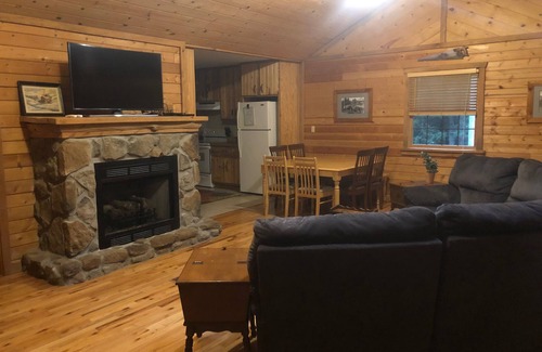 Mt Lookout Cabin | Nature & Privacy with Hot Tub, Fireplace, Firepit & Local outdoor activities!
