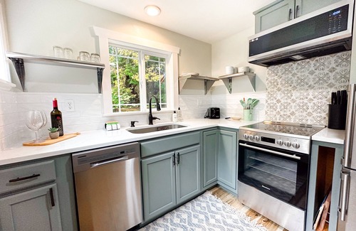 Glacier Cabin | Nature's Escape! Cozy Remodeled Cabin w/Fireplace minutes to Mt. Baker