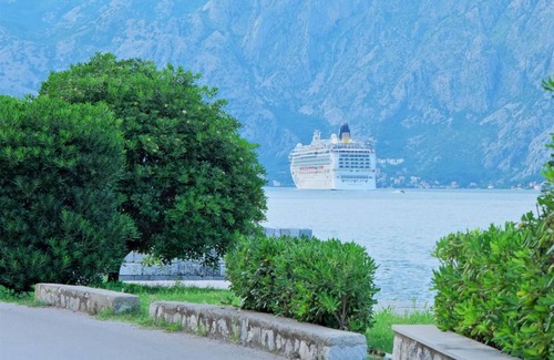 Kotor Apartment | Nature View Cozy Flat 1 min to Sea in Kotor