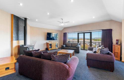 Nukuhau House | Nature Vistas - Lake Taupo Holiday Home