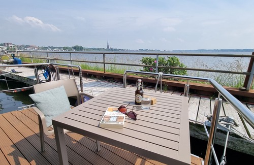 Schleswig Boat Rental | Naturnaher Urlaub auf Hausboot Aava mit Dachterrasse in Schleswig